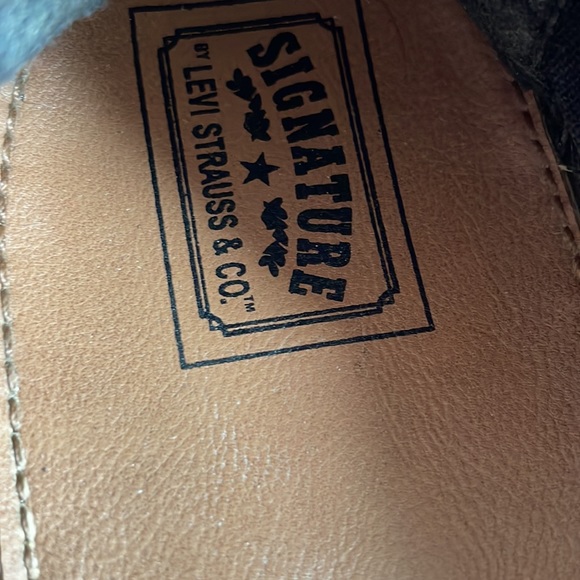 Signature by Levi Strauss Flats. Size 9 - Picture 5 of 7
